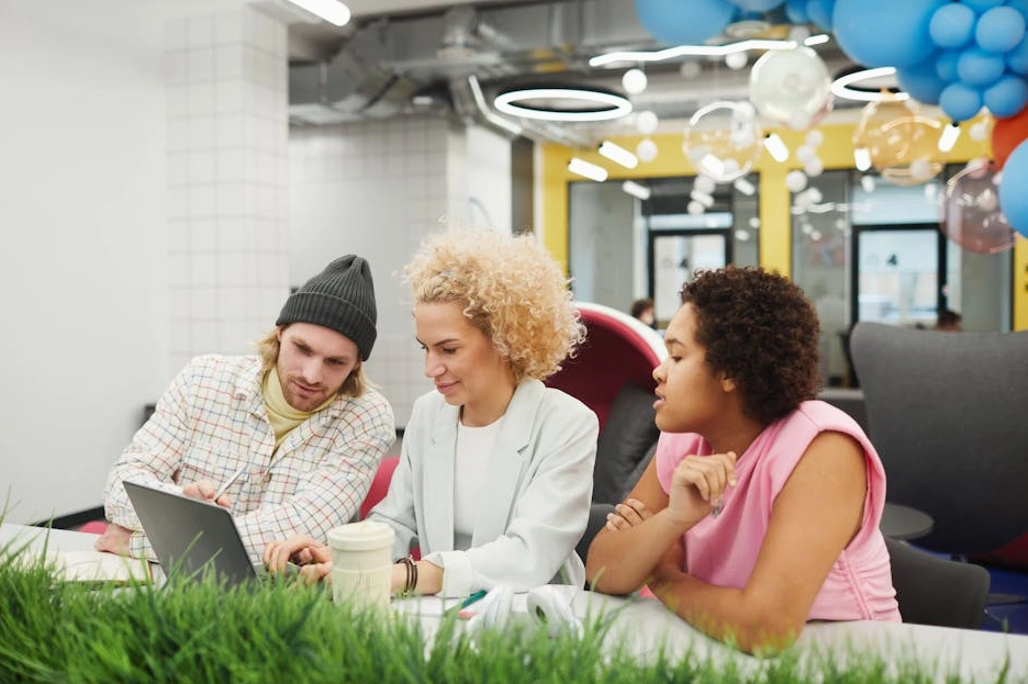 Equipo diverso colaborando en una oficina moderna y luminosa